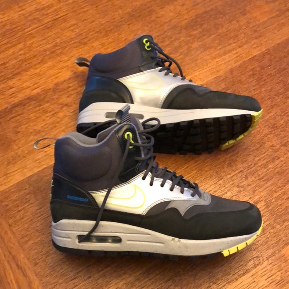 Nike Shoes - Like new NIKE moon boots. Nike Shoes - Like new NIKE moon boots.